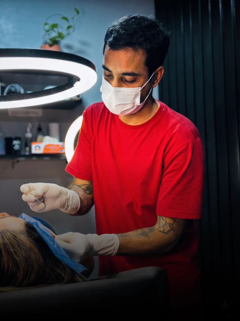 Profissional realizando body piercing